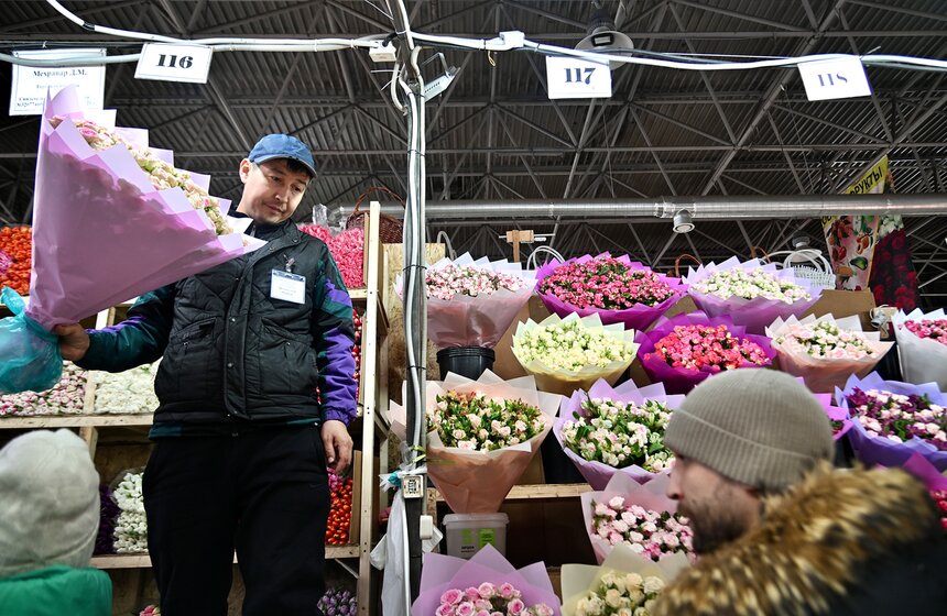 Цветочный ажиотаж охватил Рижский рынок в Москве 24 фото