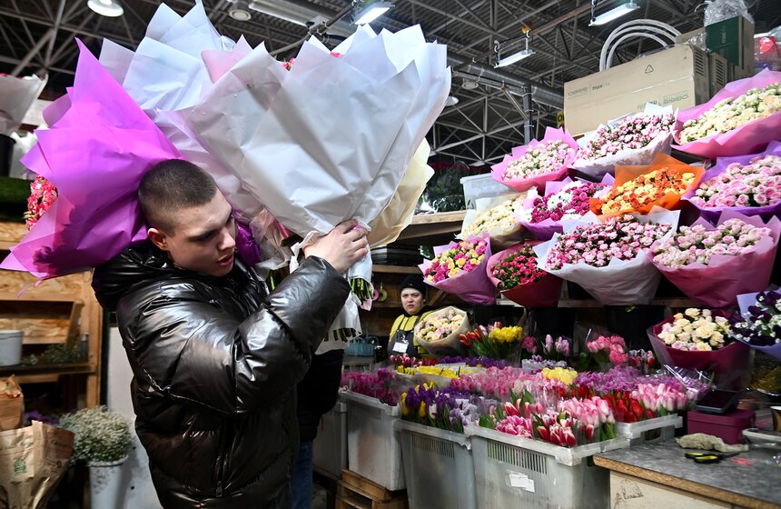 Цветочный ажиотаж охватил Рижский рынок в Москве 33 фото
