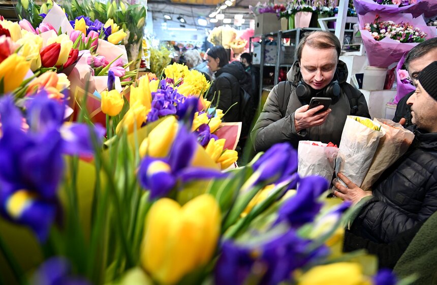 Цветочный ажиотаж охватил Рижский рынок в Москве 26 фото