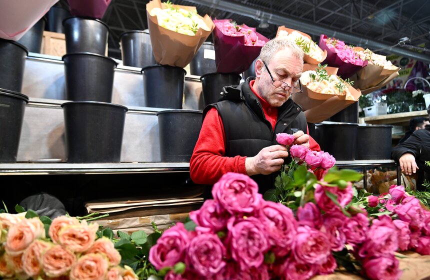 Цветочный ажиотаж охватил Рижский рынок в Москве 31 фото