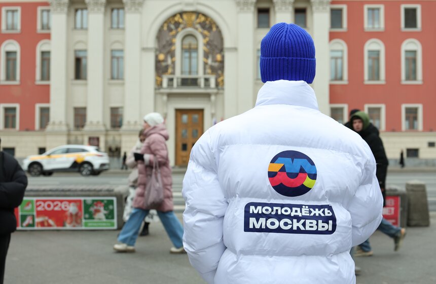 Жительниц Москвы поздравили с Международным женским днем на улицах города 2 фото