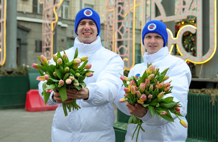 Жительниц Москвы поздравили с Международным женским днем на улицах города 5 фото