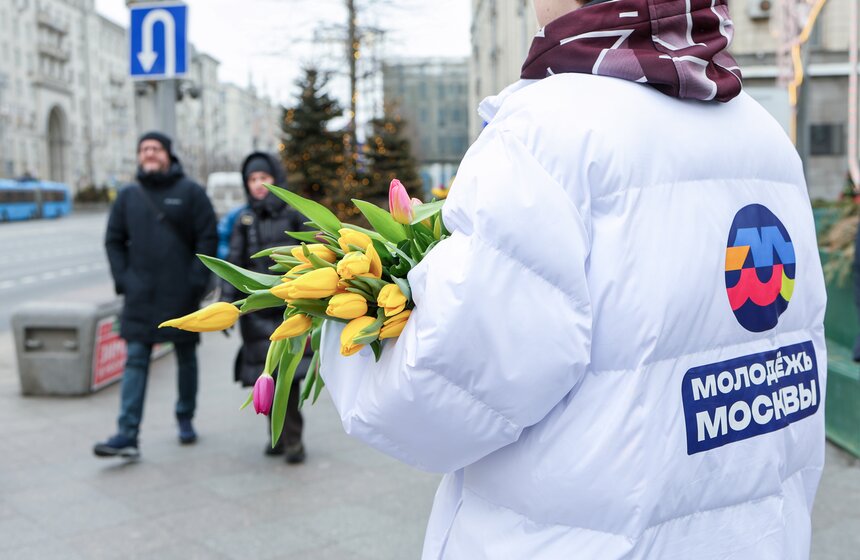 Жительниц Москвы поздравили с Международным женским днем на улицах города 7 фото