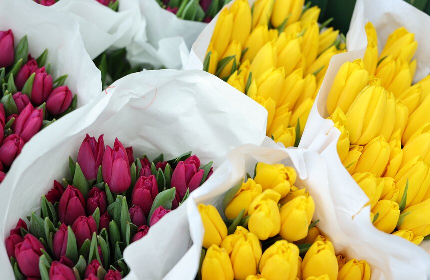 Жительниц Москвы поздравили с Международным женским днем на улицах города 1 фото