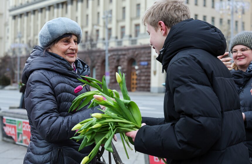 Жительниц Москвы поздравили с Международным женским днем на улицах города 13 фото