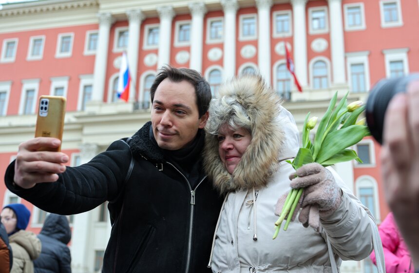 Жительниц Москвы поздравили с Международным женским днем на улицах города 10 фото