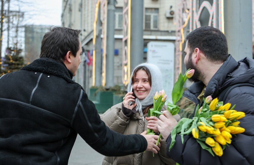 Жительниц Москвы поздравили с Международным женским днем на улицах города 4 фото
