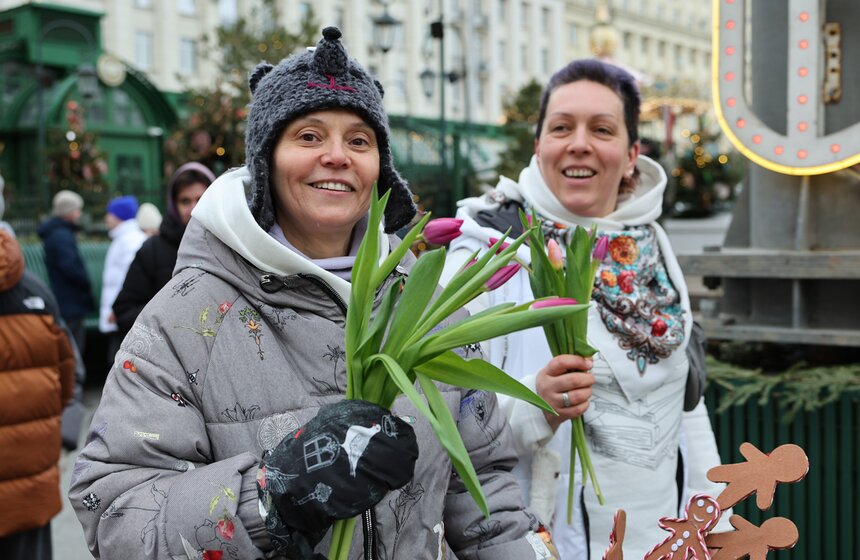 Жительниц Москвы поздравили с Международным женским днем на улицах города 16 фото