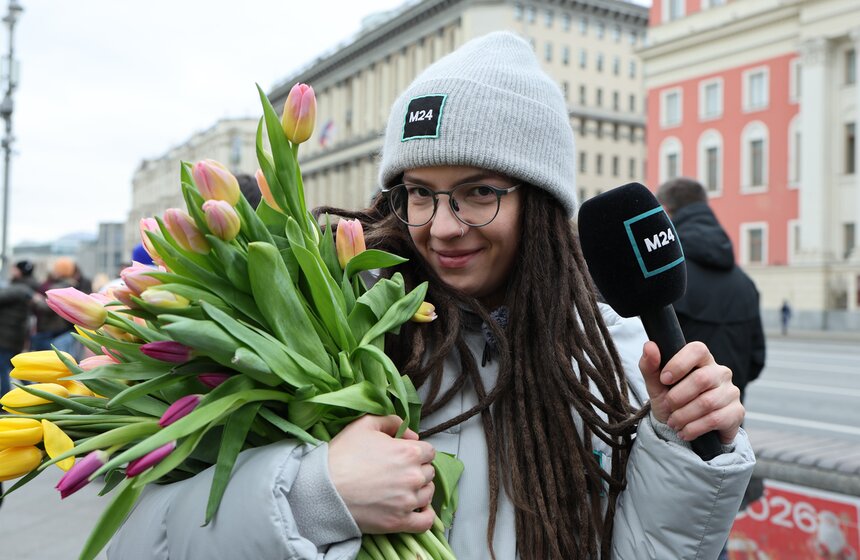 Жительниц Москвы поздравили с Международным женским днем на улицах города 17 фото