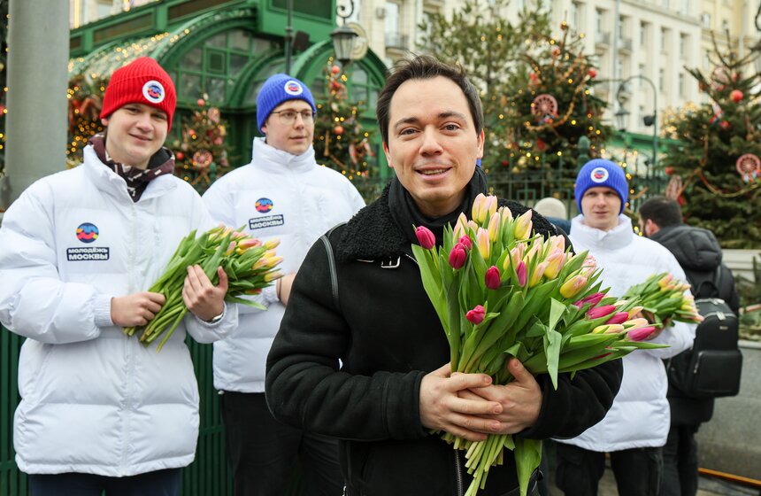 Жительниц Москвы поздравили с Международным женским днем на улицах города 3 фото