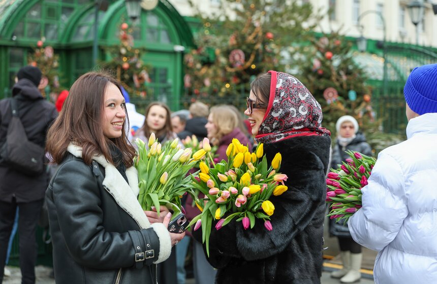 Жительниц Москвы поздравили с Международным женским днем на улицах города 9 фото