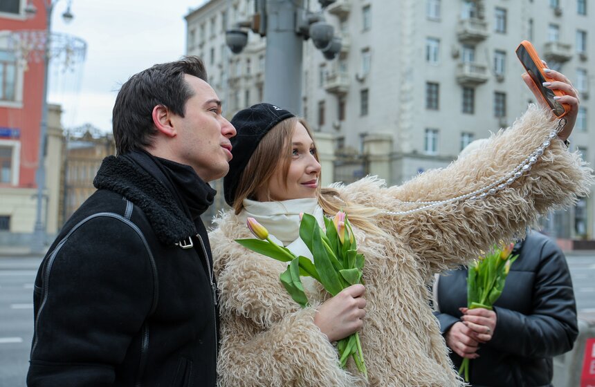 Жительниц Москвы поздравили с Международным женским днем на улицах города 14 фото