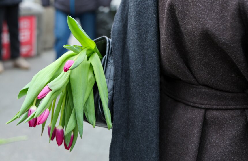 Жительниц Москвы поздравили с Международным женским днем на улицах города 12 фото