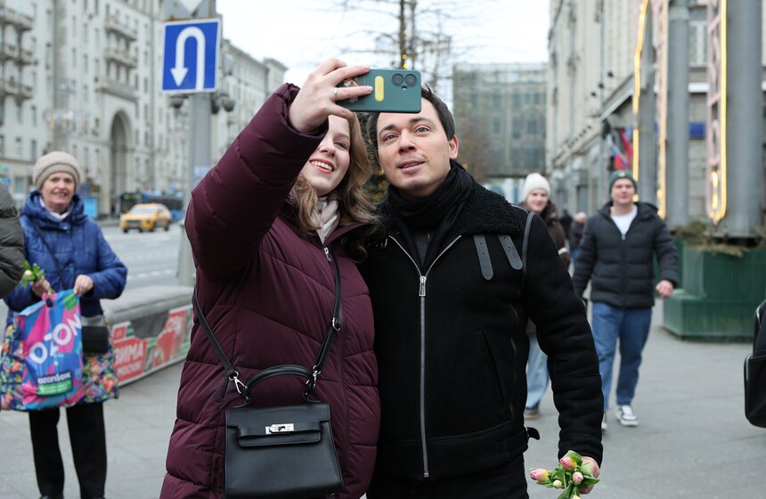 Жительниц Москвы поздравили с Международным женским днем на улицах города 8 фото