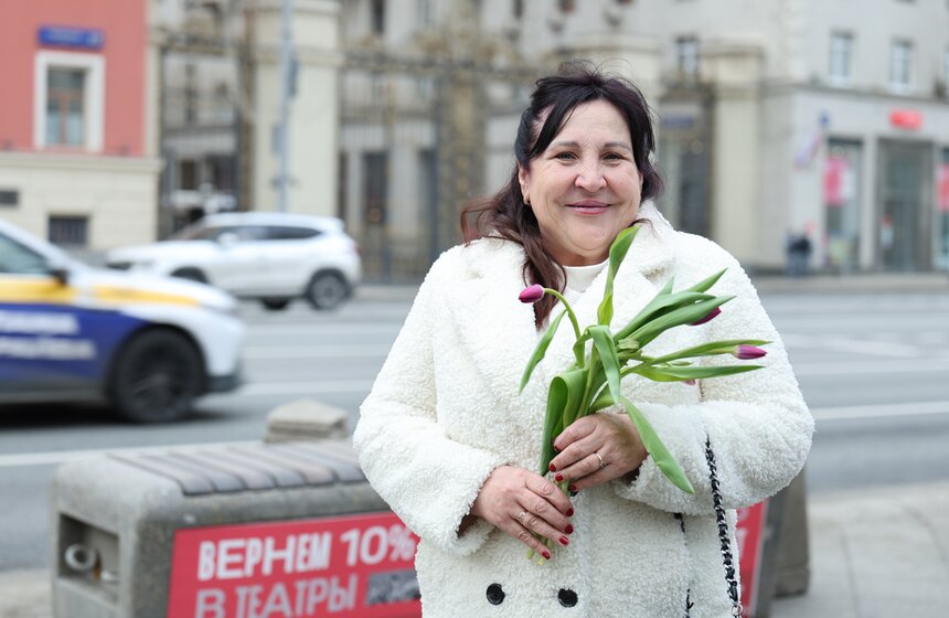 Жительниц Москвы поздравили с Международным женским днем на улицах города 15 фото