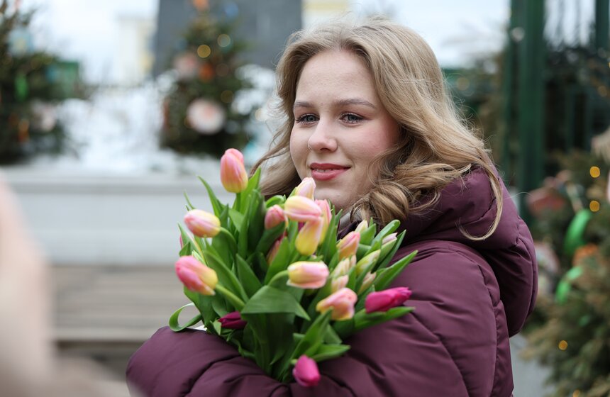 Жительниц Москвы поздравили с Международным женским днем на улицах города 11 фото