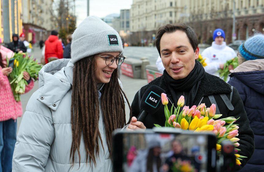 Жительниц Москвы поздравили с Международным женским днем на улицах города 6 фото