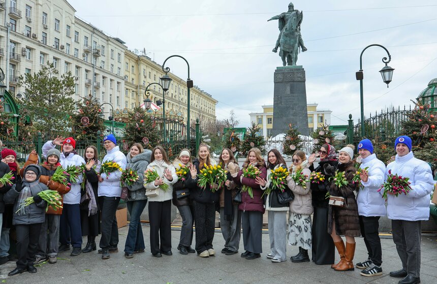 Жительниц Москвы поздравили с Международным женским днем на улицах города 18 фото