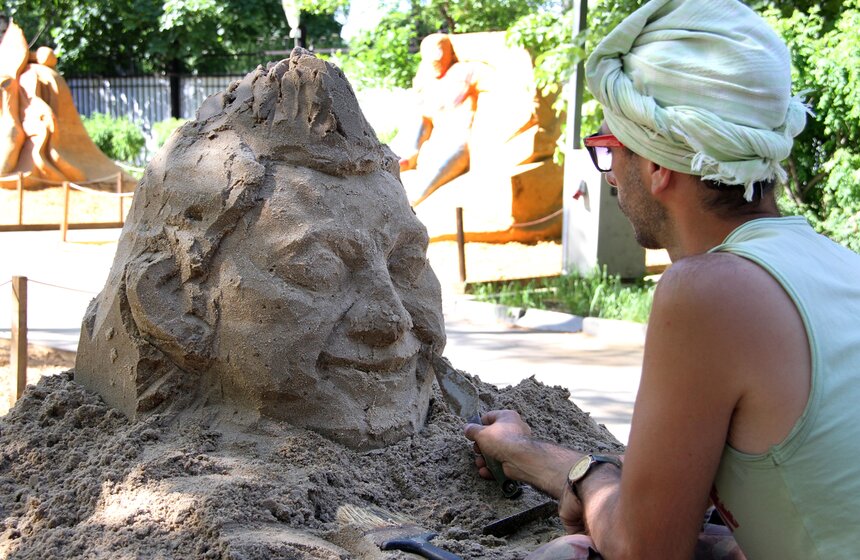 В "Сокольниках" открылась Аллея звезд из песка 5 фото