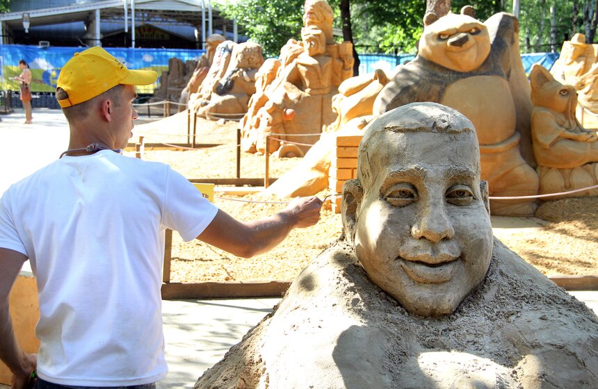 В "Сокольниках" открылась Аллея звезд из песка 1 фото