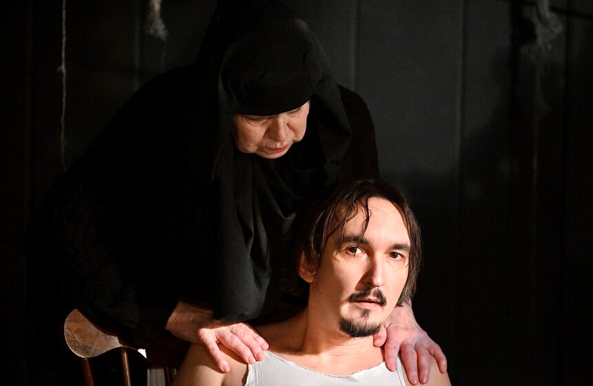 Спектакль "Мой дядя самых честных правил" прошел в театре "Эрмитаж" 16 фото