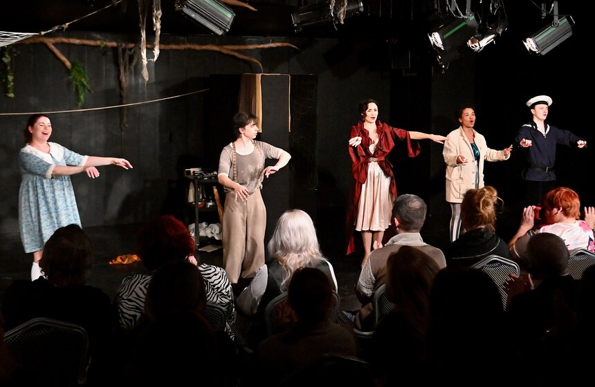 Спектакль "Мой дядя самых честных правил" прошел в театре "Эрмитаж" 36 фото