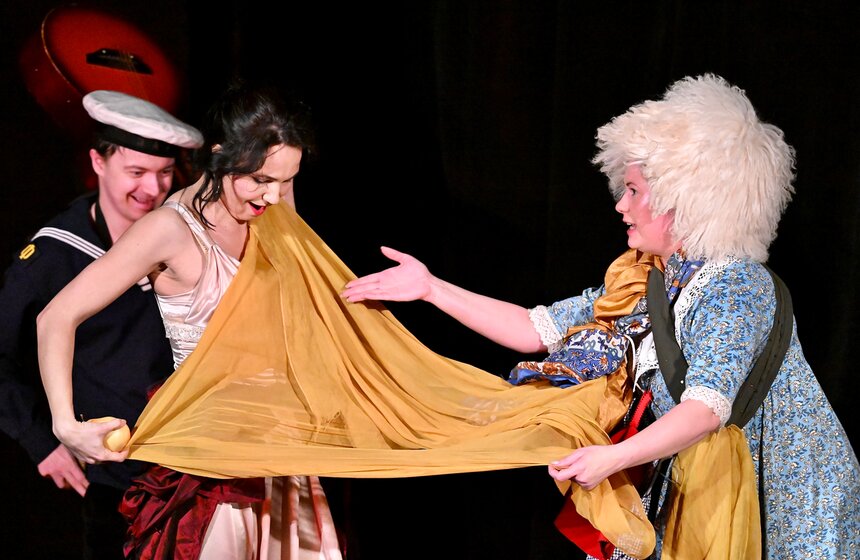 Спектакль "Мой дядя самых честных правил" прошел в театре "Эрмитаж" 13 фото