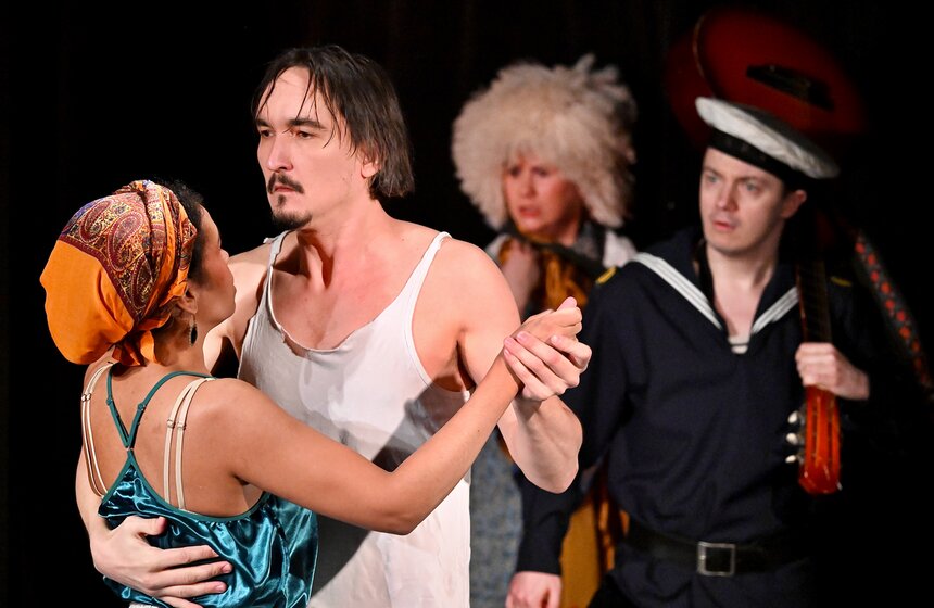 Спектакль "Мой дядя самых честных правил" прошел в театре "Эрмитаж" 14 фото