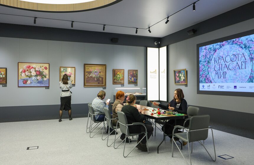 Выставка "Красота спасает мир" открылась в Музее Победы к 8 Марта 17 фото
