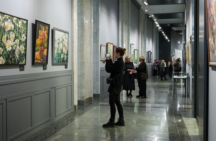 Выставка "Красота спасает мир" открылась в Музее Победы к 8 Марта 19 фото