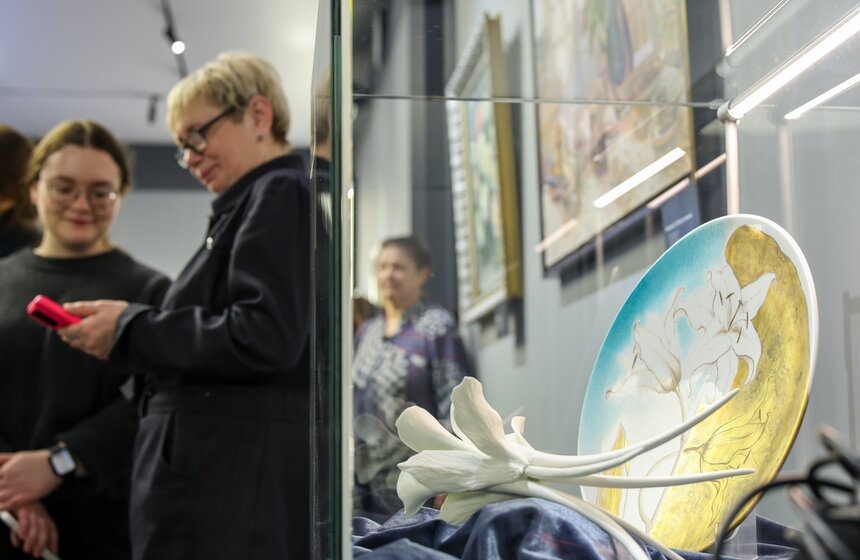 Выставка "Красота спасает мир" открылась в Музее Победы к 8 Марта 20 фото