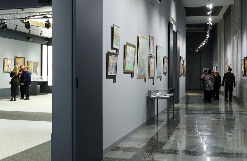 Выставка "Красота спасает мир" открылась в Музее Победы к 8 Марта 22 фото