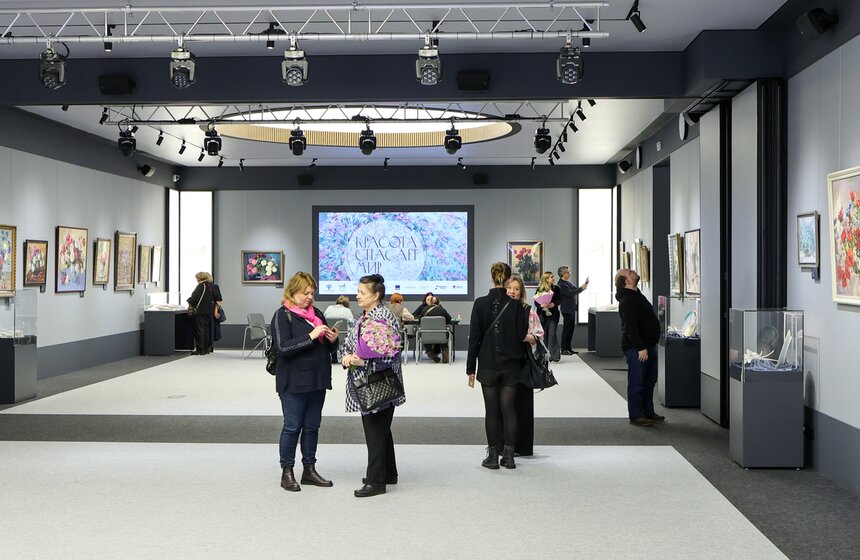 Выставка "Красота спасает мир" открылась в Музее Победы к 8 Марта 4 фото