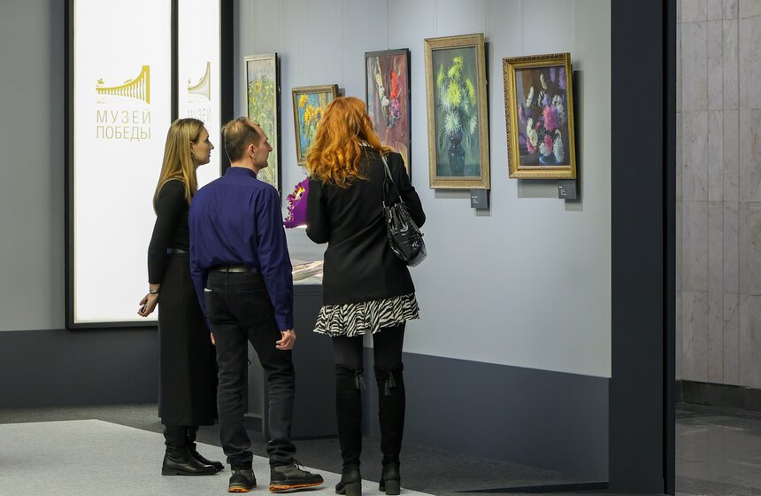 Выставка "Красота спасает мир" открылась в Музее Победы к 8 Марта 24 фото