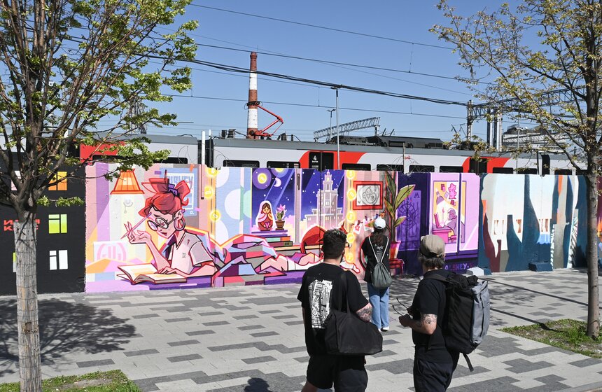 Образ мегаполиса появился на бетонной стене вдоль Курского вокзала 6 фото