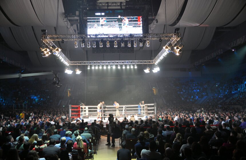 В "Лужниках" прошел бой между Бату Хасиковым и Майком Замбидисом 3 фото