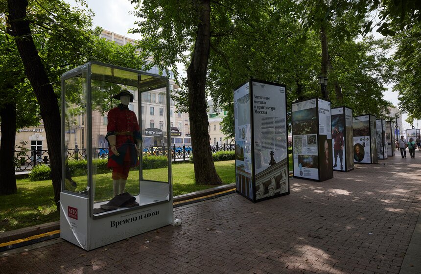 Музеи под открытым небом организовали на фестивале "Времена и эпохи" в Москве 15 фото