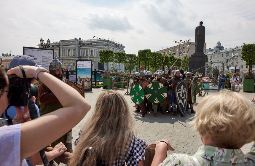 Музеи под открытым небом организовали на фестивале "Времена и эпохи" в Москве 8 фото