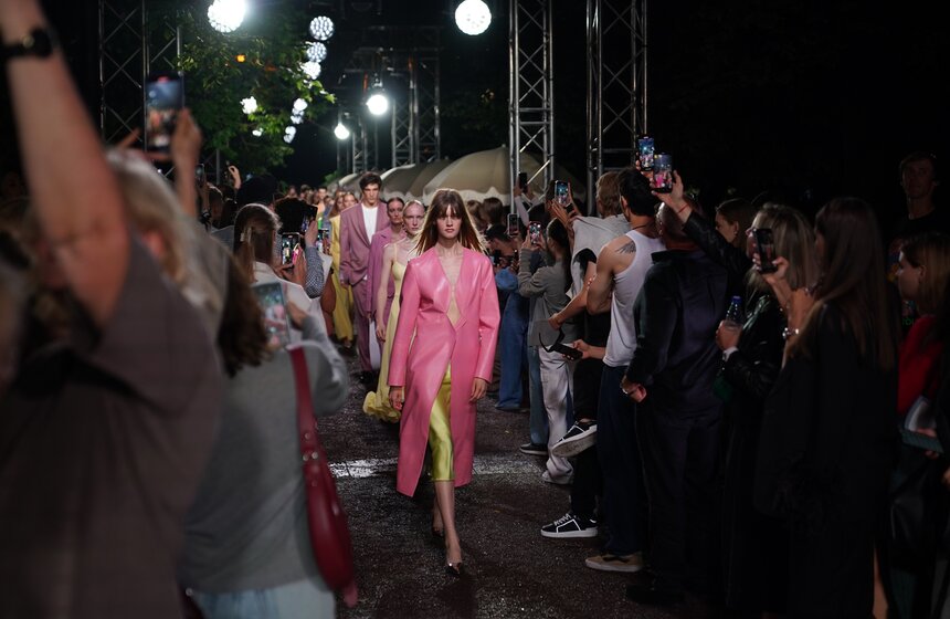 Около 30 российских дизайнеров приняли участие в фестивале "Лето в Москве. Мода и красота" 18 фото