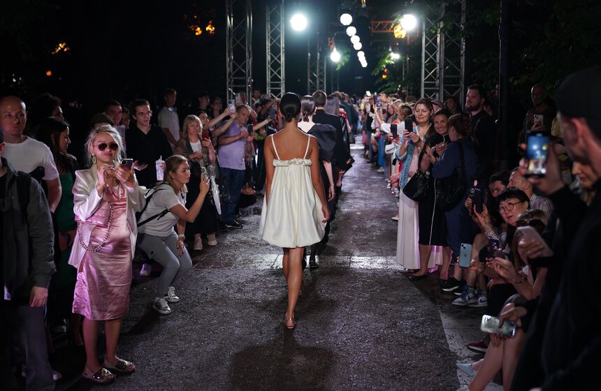 Около 30 российских дизайнеров приняли участие в фестивале "Лето в Москве. Мода и красота" 21 фото