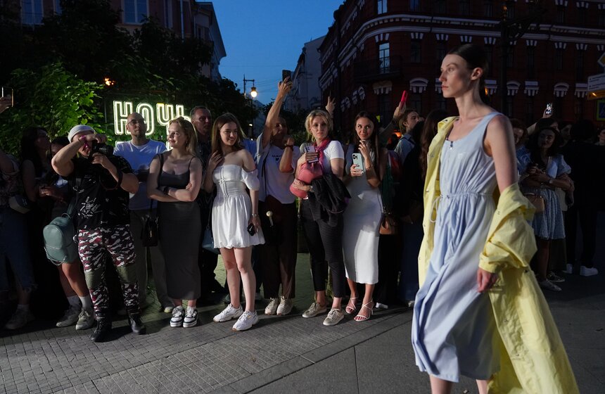 Около 30 российских дизайнеров приняли участие в фестивале "Лето в Москве. Мода и красота" 11 фото