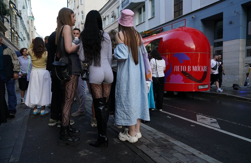 Около 30 российских дизайнеров приняли участие в фестивале "Лето в Москве. Мода и красота" 9 фото