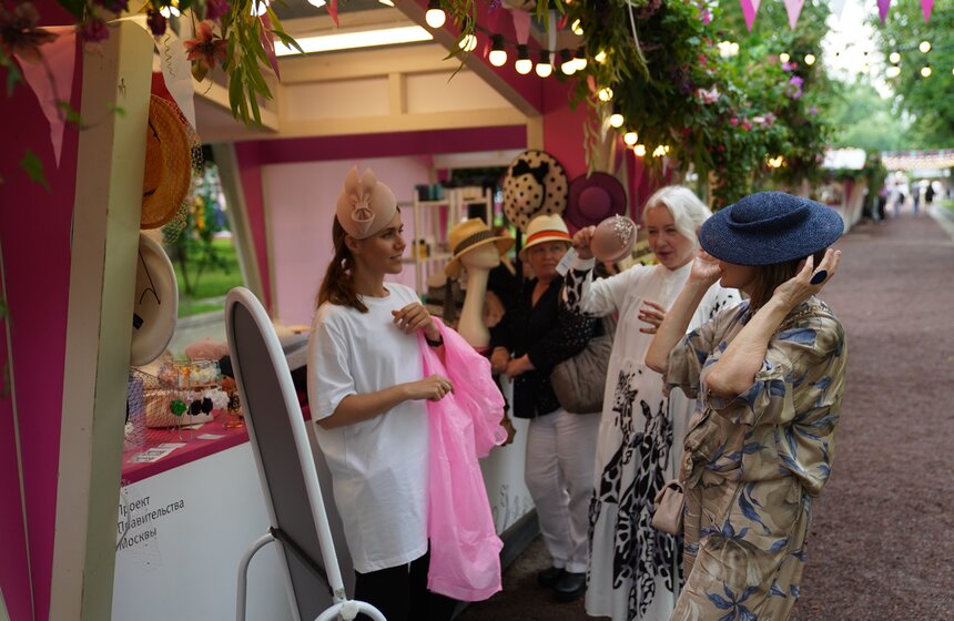 Около 30 российских дизайнеров приняли участие в фестивале "Лето в Москве. Мода и красота" 6 фото