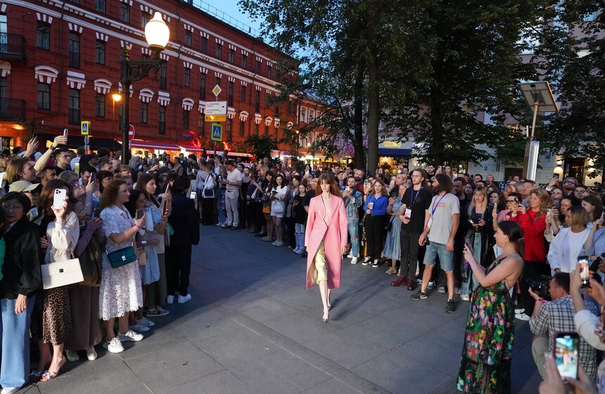 Около 30 российских дизайнеров приняли участие в фестивале "Лето в Москве. Мода и красота" 10 фото