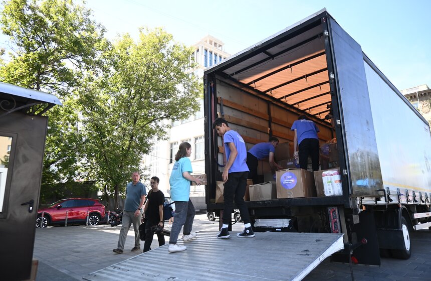 Участники центра "Мосволонтер" будут принимать гуманитарную помощь для курян 10 фото