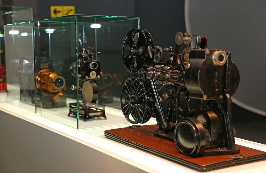 В Москве открылась выставка "НИИ ОП! Наука. Искусство. Иллюзии" 12 фото