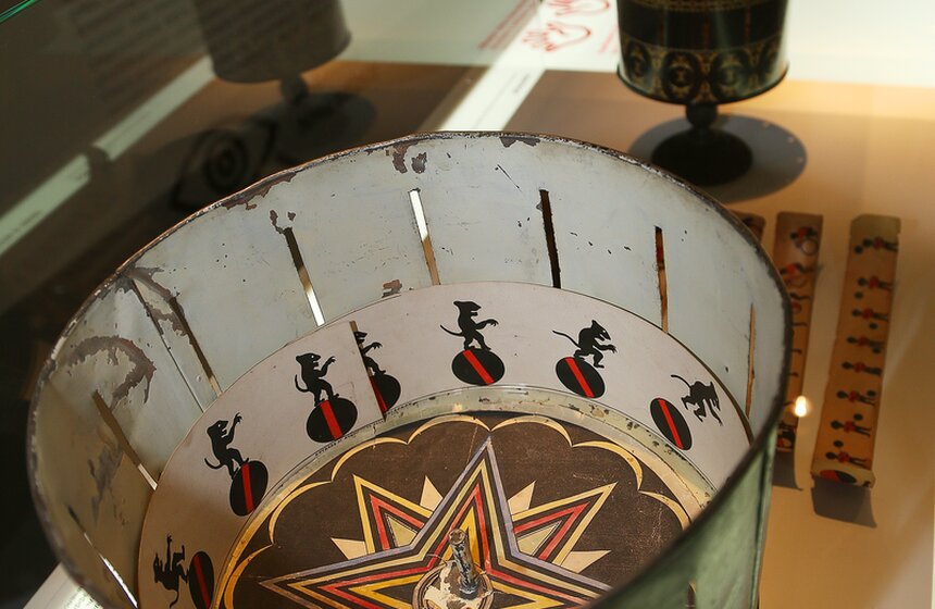 В Москве открылась выставка "НИИ ОП! Наука. Искусство. Иллюзии" 7 фото