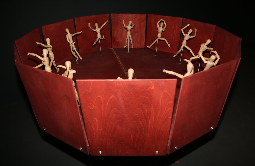 В Москве открылась выставка "НИИ ОП! Наука. Искусство. Иллюзии" 8 фото