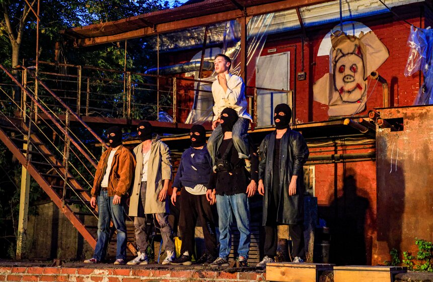 Спектакль по книге "Повелитель мух" показали на площадке "Кристалл 1901" 22 фото