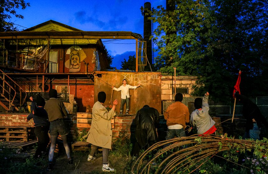 Спектакль по книге "Повелитель мух" показали на площадке "Кристалл 1901" 23 фото
